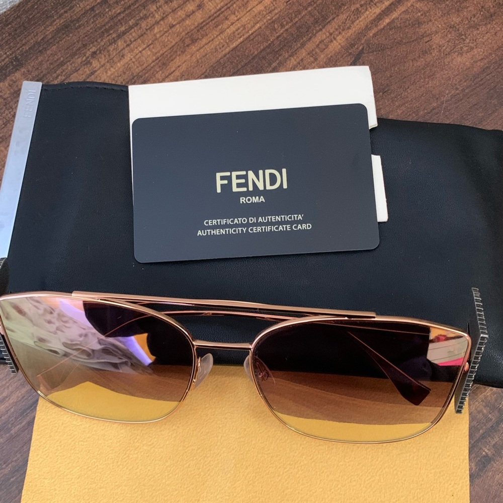 Woman’s Sunglase